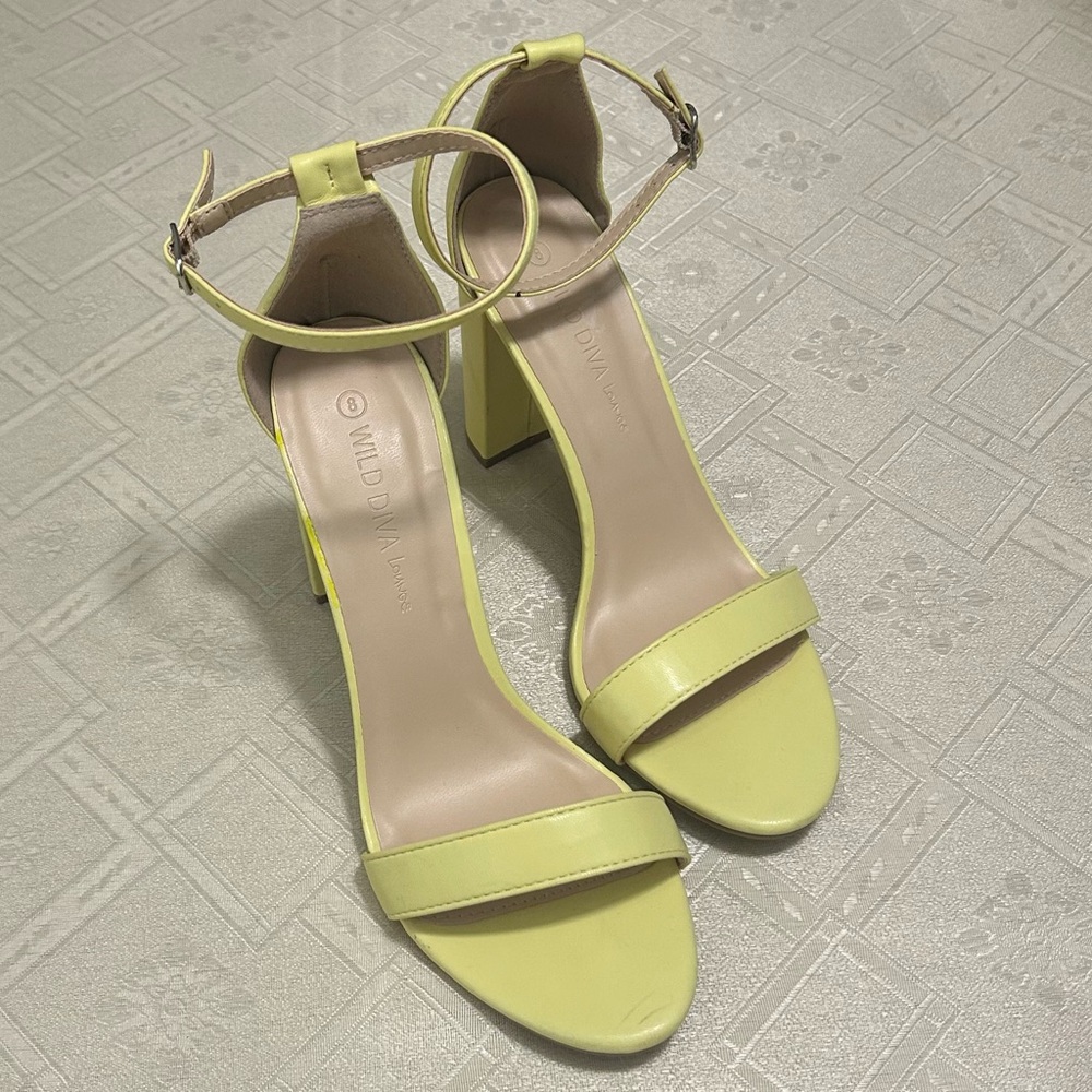Wild Diva Lounge Neon Yellow Strappy 4-Inch Chunky Block Heels Sandals Sz 8 EUC